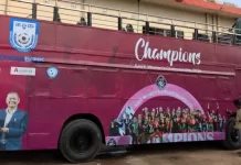 নেতা-নেত্রীর ছবি নয়, ছাদ খোলা বাসে শুধু মেয়েরাই