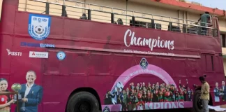 নেতা-নেত্রীর ছবি নয়, ছাদ খোলা বাসে শুধু মেয়েরাই