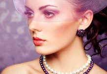 ঠোঁটে লিপস্টিক দীর্ঘক্ষণ স্থায়ী রাখবেন যেভাবে