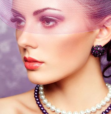 ঠোঁটে লিপস্টিক দীর্ঘক্ষণ স্থায়ী রাখবেন যেভাবে