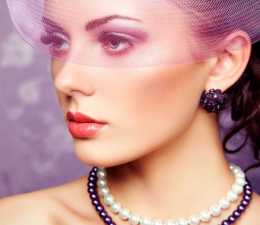 ঠোঁটে লিপস্টিক দীর্ঘক্ষণ স্থায়ী রাখবেন যেভাবে