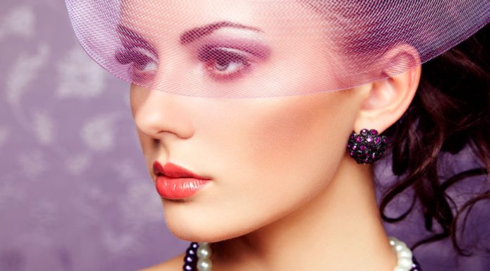 ঠোঁটে লিপস্টিক দীর্ঘক্ষণ স্থায়ী রাখবেন যেভাবে