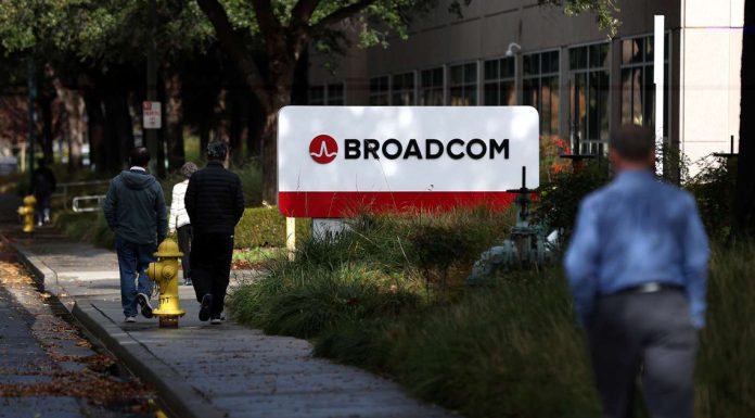 ট্রিলিয়ন ডলার কোম্পানির খাতায় নাম আরেক আমেরিকান প্রতিষ্ঠানের