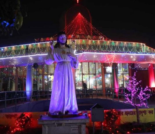 প্রার্থনার মধ্যদিয়ে বাংলাদেশে বড়দিন উদযাপন শুরু