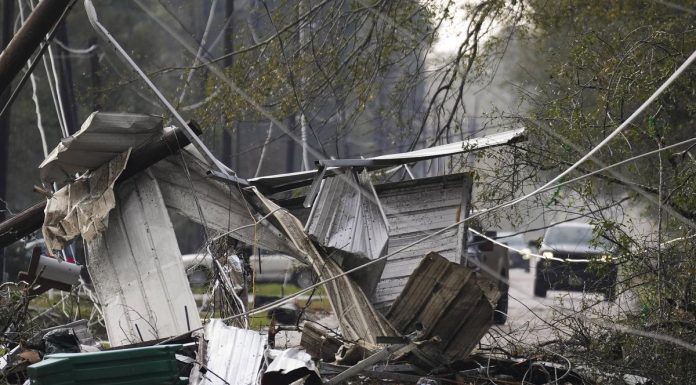 টর্নেডোর আঘাতে লণ্ডভণ্ড দেশের দক্ষিণাঞ্চল, নিহত ৪