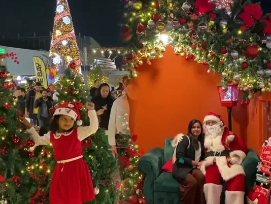 ক্রিসমাস ঘিরে দেশে দেশে বৈচিত্র্যপূর্ণ আয়োজনে ব্যস্ত সান্তা ক্লজরা