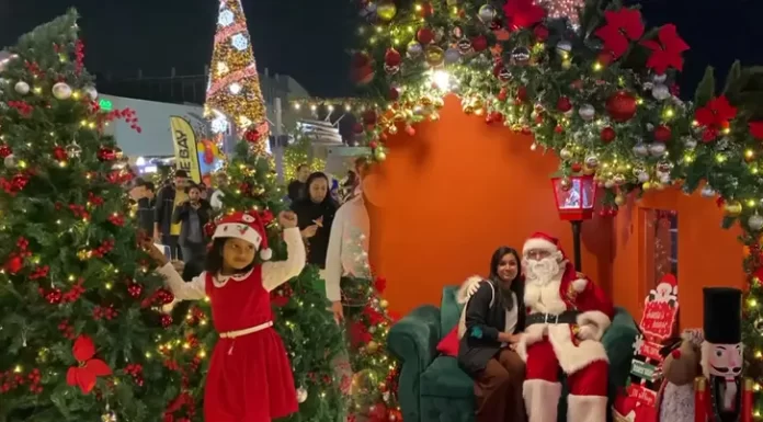 ক্রিসমাস ঘিরে দেশে দেশে বৈচিত্র্যপূর্ণ আয়োজনে ব্যস্ত সান্তা ক্লজরা