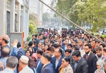 সচিবালয়ে বড় জমায়েত ও প্রতিবাদ প্রশাসন ক্যাডারের কর্মকর্তাদের