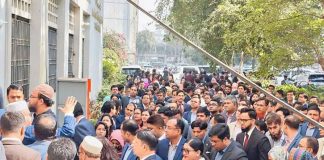 সচিবালয়ে বড় জমায়েত ও প্রতিবাদ প্রশাসন ক্যাডারের কর্মকর্তাদের