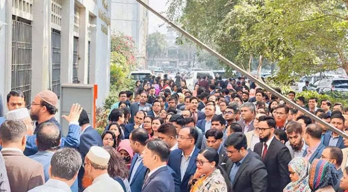 সচিবালয়ে বড় জমায়েত ও প্রতিবাদ প্রশাসন ক্যাডারের কর্মকর্তাদের