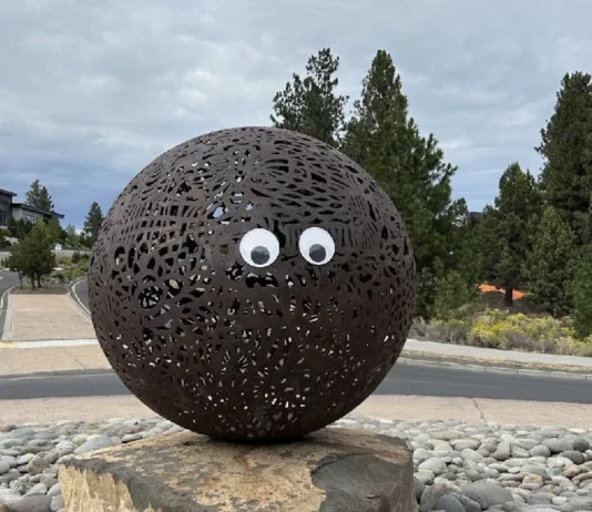 ওরেগনের পাবলিক ভাস্কর্যের গুগলি চোখ ভাইরাল
