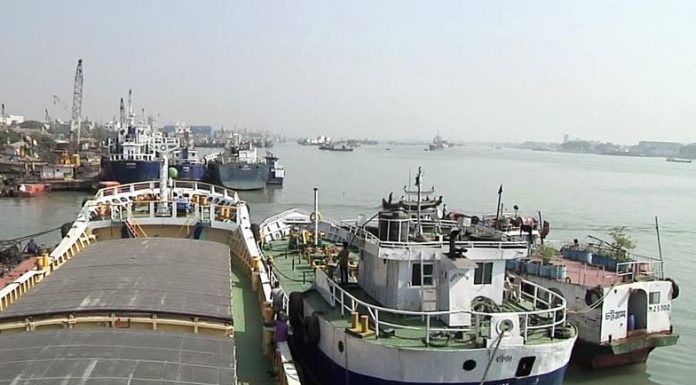 নৌযান শ্রমিক ধর্মঘটে বহির্নোঙর ও অভ্যন্তরীণ নৌরুটের জাহাজে পণ্য খালাস বন্ধ
