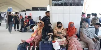 সারাদেশে ট্রেন চলাচল বন্ধ, ভোগান্তিতে যাত্রীরা