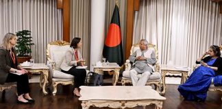 প্রধান উপদেষ্টার কাছে হিউম্যান রাইটস ওয়াচের প্রতিবেদন হস্তান্তর