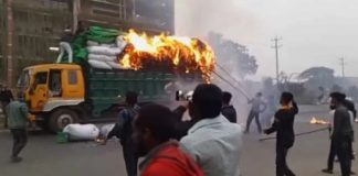 বেক্সিমকো ইন্ডাস্ট্রিয়াল পার্কের কারখানা খুলে দেওয়ার দাবিতে ৫ বাসে আগুন