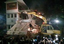 ঢাকার ধানমণ্ডি ৩২ নম্বরের বাড়ি গুঁড়িয়ে দিল ক্ষুব্ধ ছাত্র-জনতা