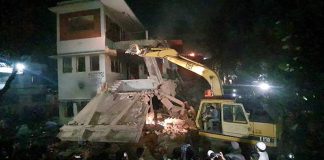 ঢাকার ধানমণ্ডি ৩২ নম্বরের বাড়ি গুঁড়িয়ে দিল ক্ষুব্ধ ছাত্র-জনতা