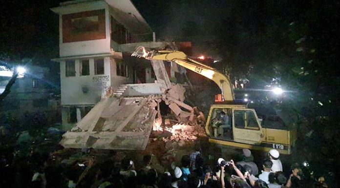 ঢাকার ধানমণ্ডি ৩২ নম্বরের বাড়ি গুঁড়িয়ে দিল ক্ষুব্ধ ছাত্র-জনতা