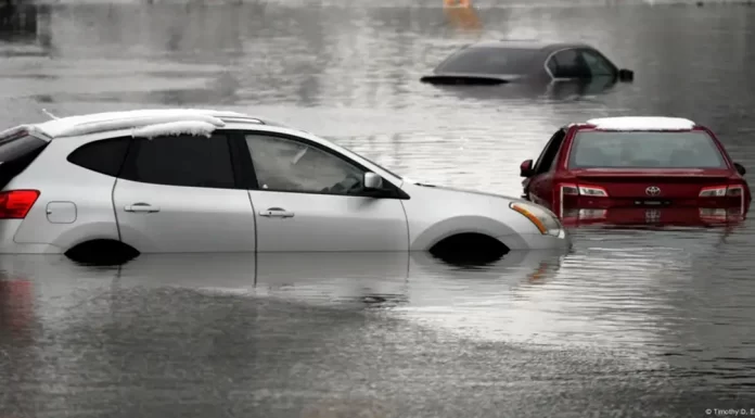আমেরিকায় বন্যায় নিহত ৯, বিদ্যুৎহীন ৫ লক্ষাধিক মানুষ