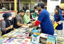 অমর একুশে বইমেলায় পাঠকের ভিড়, বাড়ছে বইয়ের সংখ্যাও