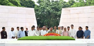 ঈদের নামাজ শেষে পরিবারের কবর জিয়ারত করলেন প্রধানমন্ত্রী