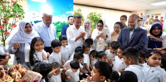 ডে-কেয়ার সেন্টারের শিশুদের সঙ্গে আনন্দঘন সময় কাটালেন প্রধানমন্ত্রী