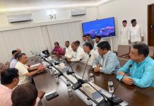 পরিচ্ছন্নতা কর্মীদের ঈদ বোনাসের চেক হস্তান্তর করলেন প্রধানমন্ত্রী