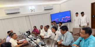 পরিচ্ছন্নতা কর্মীদের ঈদ বোনাসের চেক হস্তান্তর করলেন প্রধানমন্ত্রী