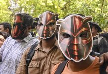 দিল্লিতে বিক্ষোভ করল ‘ককরোচ জনতা পার্টি’