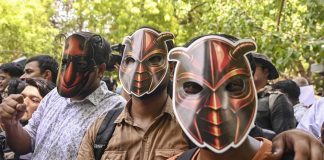 দিল্লিতে বিক্ষোভ করল ‘ককরোচ জনতা পার্টি’