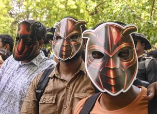 দিল্লিতে বিক্ষোভ করল ‘ককরোচ জনতা পার্টি’