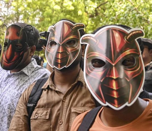 দিল্লিতে বিক্ষোভ করল ‘ককরোচ জনতা পার্টি’