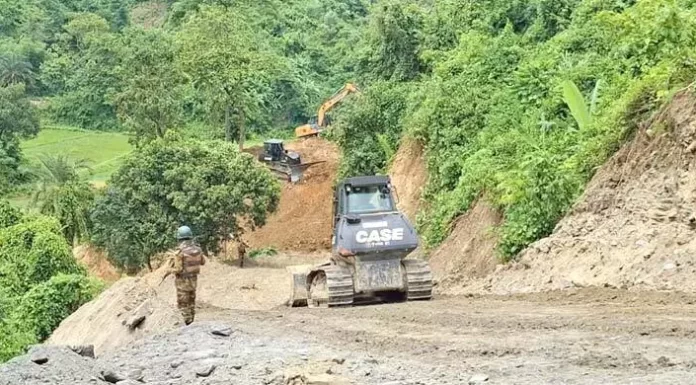 জঙ্গল সলিমপুরে সড়ক নির্মাণ করছে বাংলাদেশ সেনাবাহিনী