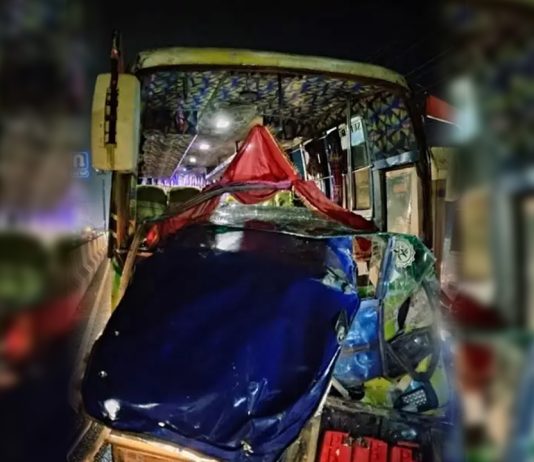 কুমিল্লায় যাত্রীবাহী বাস-অটোরিকশার মুখোমুখি সংঘর্ষে ৩ শ্রমিক নিহত